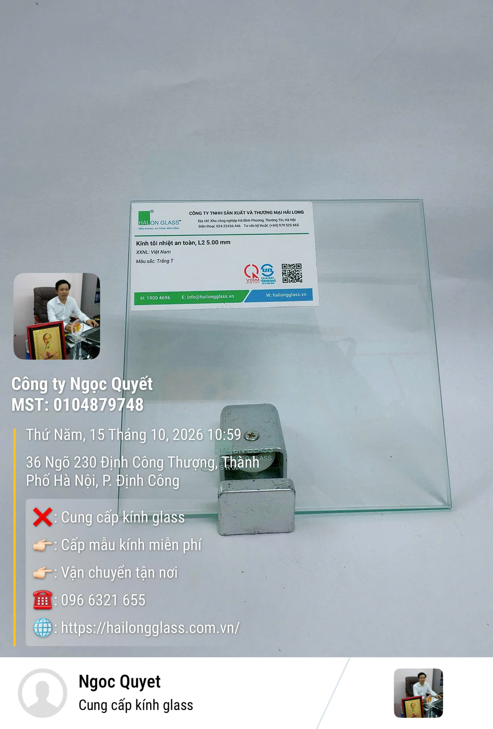 Tấm kính tôi nhiệt an toàn Hải Long Glass dày 5 mm, màu trắng trong, đặt trên giá đỡ kim loại.